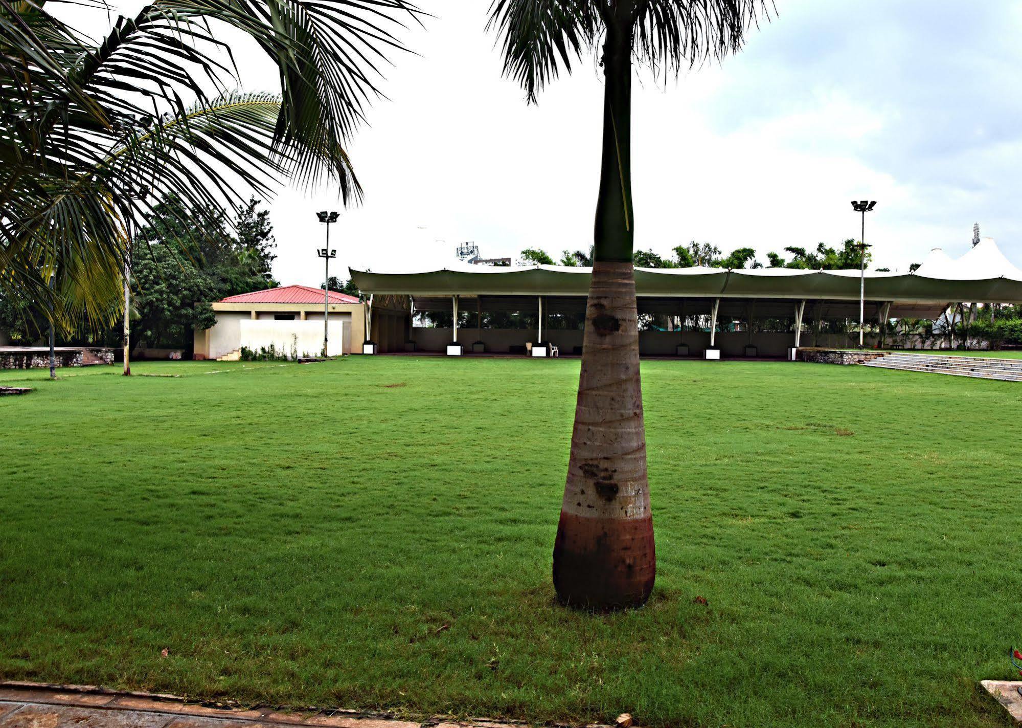 Sentosa Resorts Chinchvad Buitenkant foto